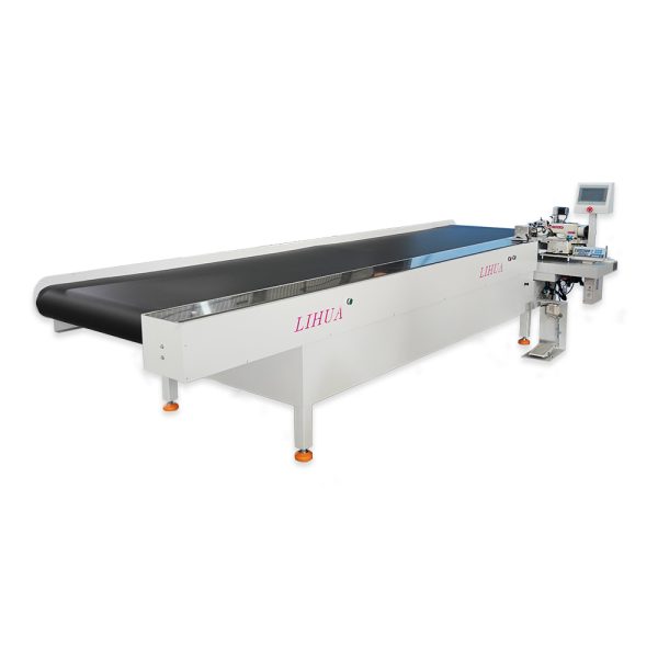 Computerized curtain synchronous blind line curling machine